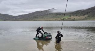 El freni unutuldu, otomobil gölete düştü