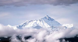 Everest'in zirvesine tek günde rekor sayıda dağcı ulaştı