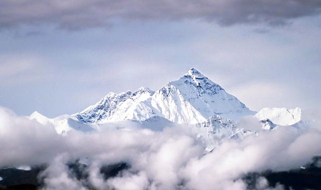 Everest'in zirvesine tek günde rekor sayıda dağcı ulaştı