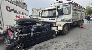 İstanbul'da freni boşalan kamyon 8 araca çarptı