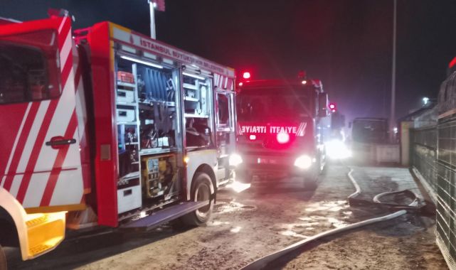 İstanbul'da menteşe üretimi yapılan fabrikada yangın
