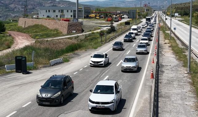 Kilit kavşak Kırıkkale'de bayram öncesi trafik yoğunluğu sürüyor