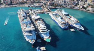 Kuşadası'na 4 kruvaziyerle 9 bini aşkın turist geldi