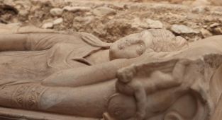 Olympos'ta aristokrat bir kadına ait anıtsal mezar bulundu