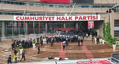 Polis tahliye için CHP Genel Merkezi'nde! Arbede çıktı