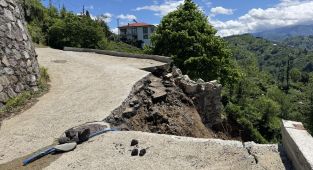 Rize'de istinat duvarı yıkıldı, mahalle ulaşıma kapandı