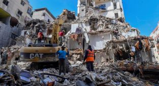 Soykırımcı İsrail'in savaş uçakları, Lübnan'ın güneyinde bir sağlık merkezi yakınını bombaladı
