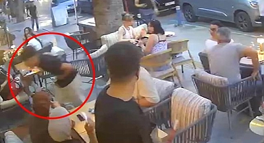 Bıçaklanarak öldürülen 15 yaşındaki Erdem, yaralı halde kafeye böyle sığınmış