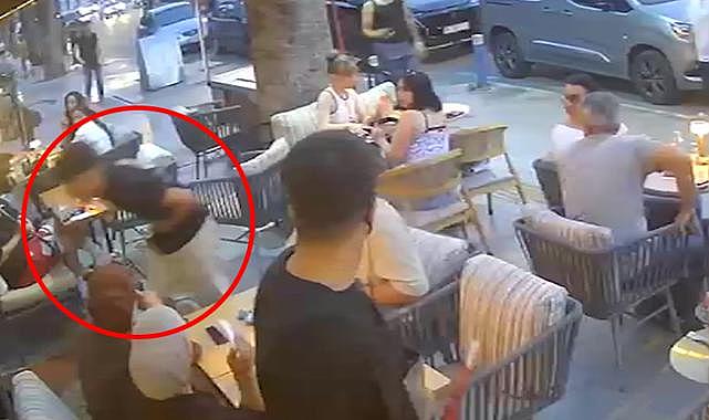 Bıçaklanarak öldürülen 15 yaşındaki Erdem, yaralı halde kafeye böyle sığınmış