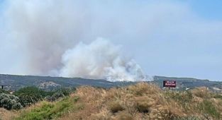 Çeşme'de çöplükte çıkan yangın makilik alana sıçradı