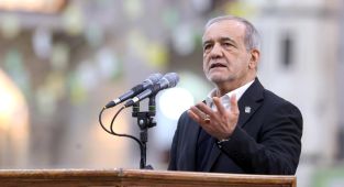 Pezeşkiyan: Ne sahayı ne de müzakere masasını terk ettik