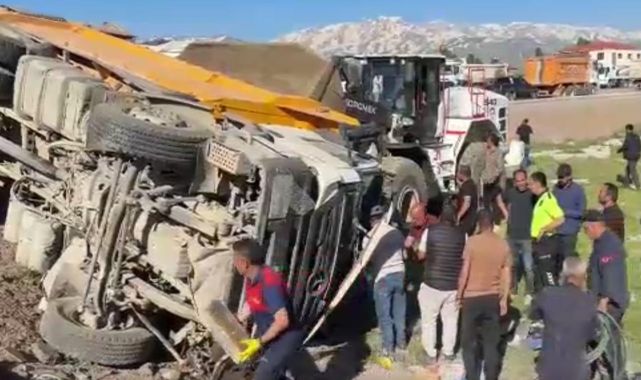 Yolcu minibüsü ile kamyon çarpıştı: 2 ölü