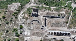 Aspendos'un 2 bin yıllık tiyatro caddesi gün yüzüne çıkarıldı