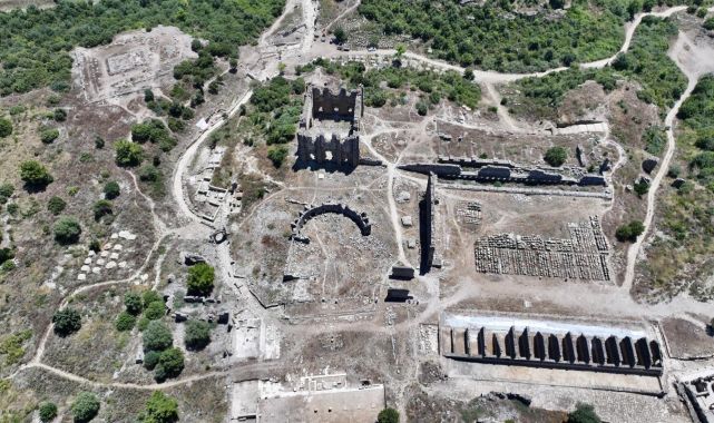 Aspendos'un 2 bin yıllık tiyatro caddesi gün yüzüne çıkarıldı