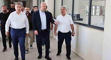 Menemen’de yapımı süren yeni gençlik merkezinde inceleme