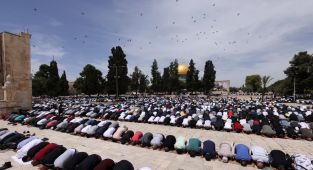On binlerce Filistinli Mescidi Aksada cuma namazı kıldı