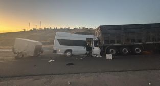 Malatya'da tarım işçilerini taşıyan minibüs tıra çarptı: 18 yaralı