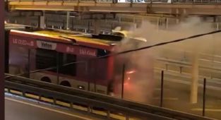 Seyir halindeki metrobüste çıkan yangın söndürüldü