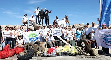 Çeşme kıyılarından 1,5 ton atık çıkarıldı