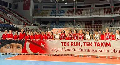 İzmir’in kurtuluşu voleybolda dostluk maçıyla kutlandı