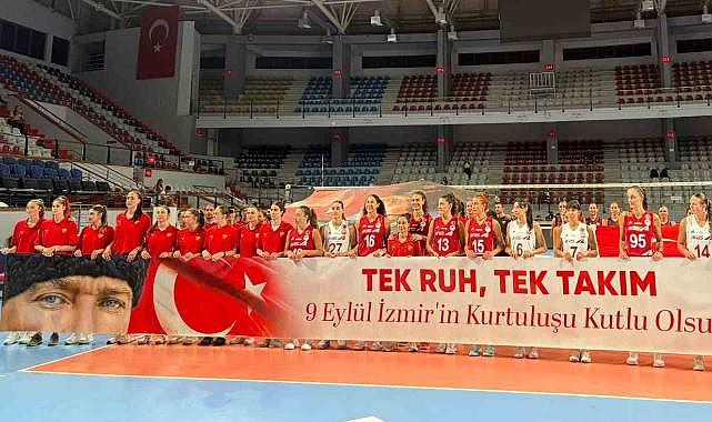 İzmir’in kurtuluşu voleybolda dostluk maçıyla kutlandı