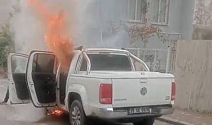 Buca’da Seyir Halindeki Kamyonet Alev Aldı: Sürücü Müdahale Ederken Patlama Yaşandı