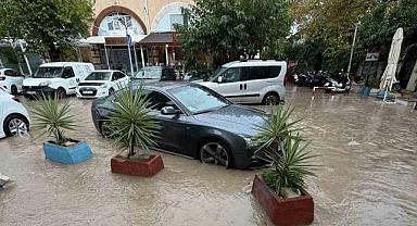 Çeşme’de şiddetli yağış hayatı olumsuz etkiledi
