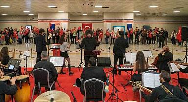 İzmir metrosunda yolculara Cumhuriyet konseri