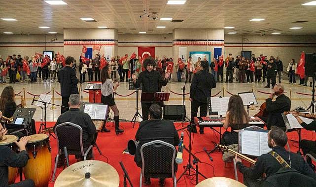İzmir metrosunda yolculara Cumhuriyet konseri