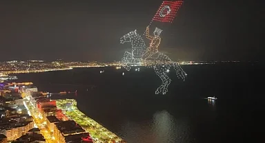 İzmir'de Cumhuriyet coşkusu gökyüzüne taştı