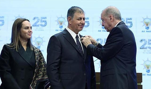 Son dakika... İzmir Büyükşehir Belediye Başkanı Cemil Tugay, AK Parti'ye katıldı | İzmir'i yeniden inşa etmek üzere yola çıkıyoruz