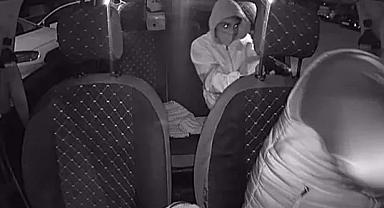 İzmir'de, aracına aldığı yolcu tarafından saldırıya uğrayan taksi şoförü, 3 kurşunla ağır yaralandı.