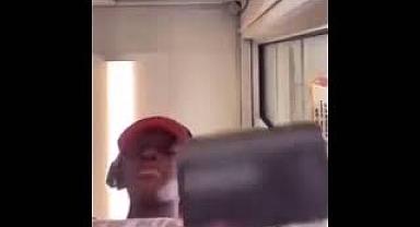 Kasiyer, müşterinin kredi kartı bilgilerini Facetime üzerinden paylaşırken yakalandı.